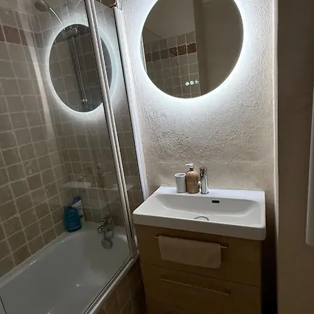 Simple Basic One Bedroom With Pool And Tennis At The Entrance Of Tropez Appartement