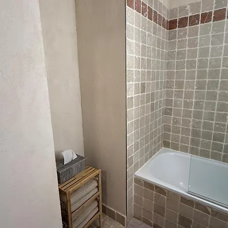 Simple Basic One Bedroom With Pool And Tennis At The Entrance Of Tropez *