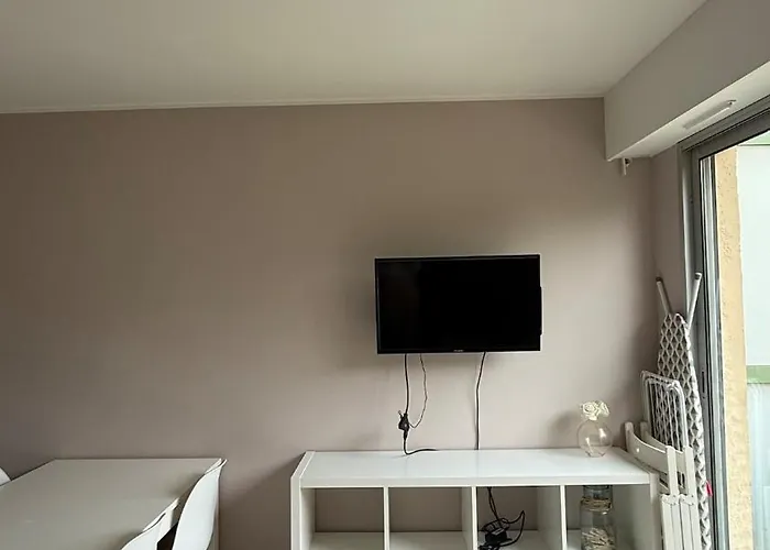 Simple Basic One Bedroom With Pool And Tennis At The Entrance Of Tropez Daire