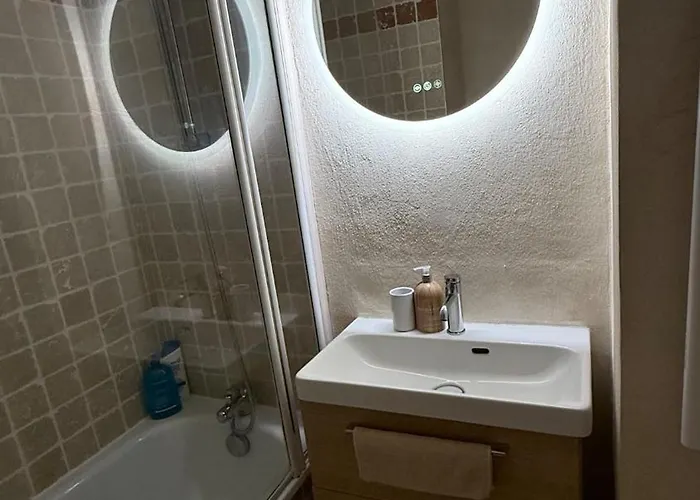 Simple Basic One Bedroom With Pool And Tennis At The Entrance Of Tropez Lägenhet